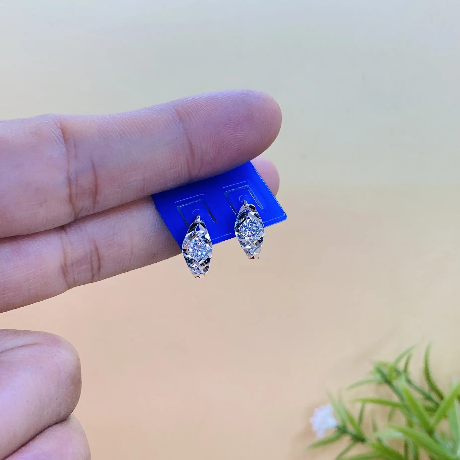 KhuyênTai Bạc Khoen Kiểu Chạm 1 Hột đá tròn 1cm Bạc Xi Bạch Kim, Xi Zàng Trắng Sáng Đẹp Đá CZ Thụy Sỹ Cao Cấp, rất Thanh Lịch và Đeo Hàng ngày luôn sáng đẹp