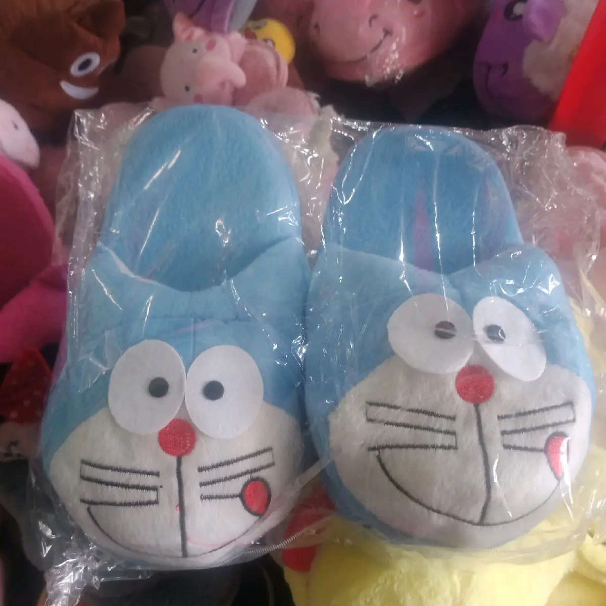 dép đoremon mang trong nhà