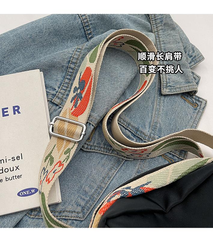Product Introduction of Large Capacity Simple New Shoulder Small Cloth Bag Women's Messenger Bag Women's Bag Fashion All-Match Lightweight Oxford Cloth Shell Bag 2