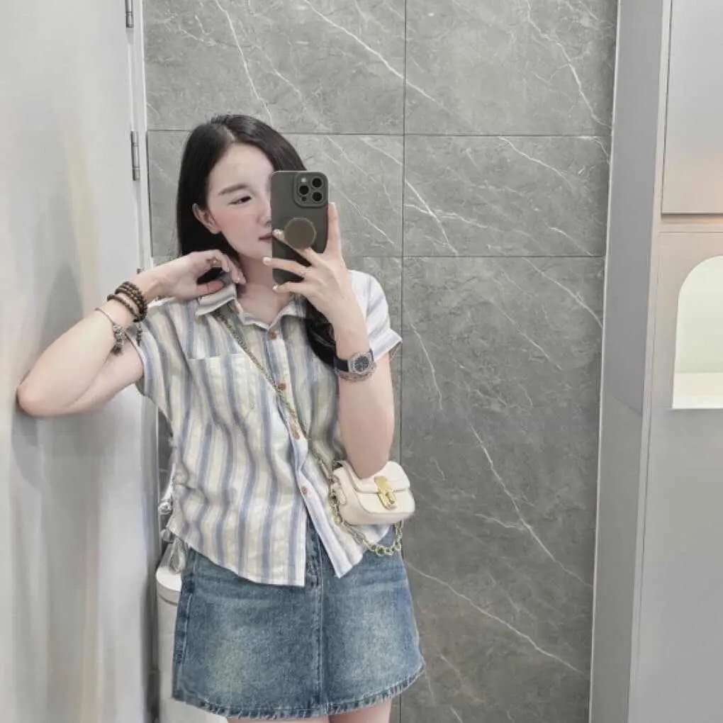 Áo sơ mi kẻ xanh gấp ống tay rút eo 2 bên