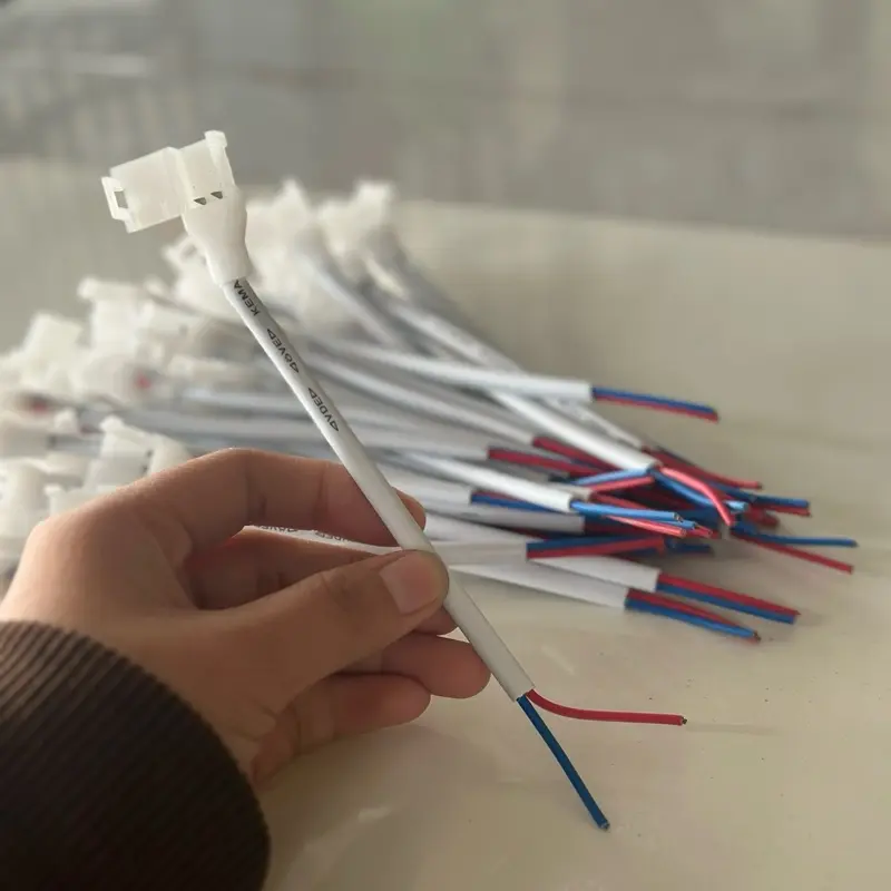 Rắc cắm dây led dán tiện lợi
