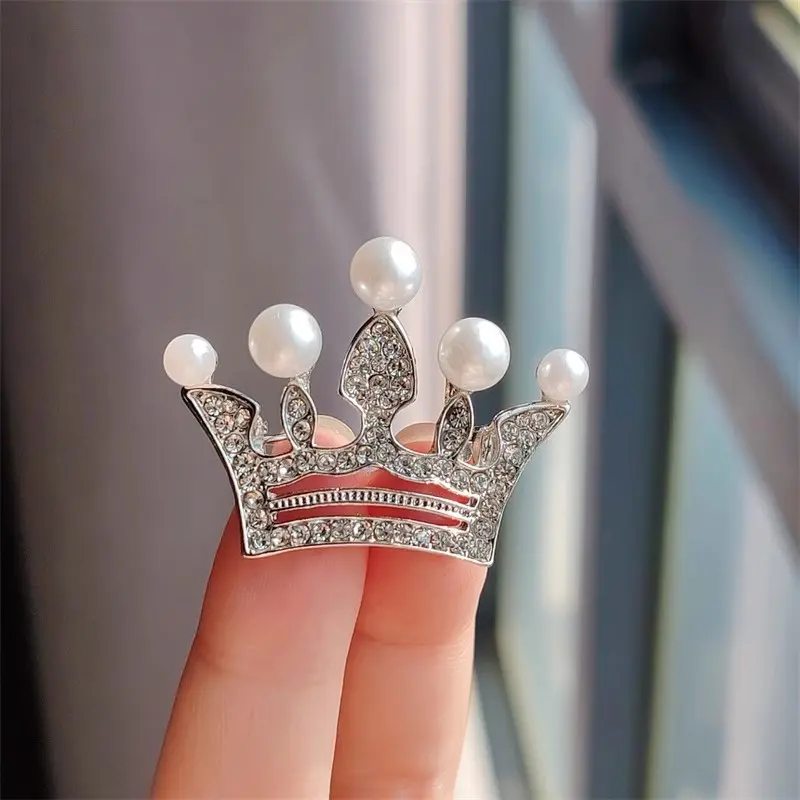 2025 New Korean Style Brooch Personality Couple Full Diamond Crown Elegant Pin Electroplated Alloy Jewelry Accessories