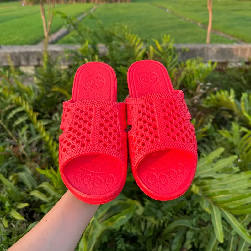 Dép tổ ong siêu nhẹ màu ĐỎ có size từ 35-43, chất liệu nhựa EVA cao cấp giúp đi êm chân và thoáng chân 1
