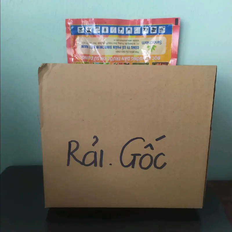 Một hộp giấy đựng hiệu Rải. Gốc đựng 02 gói bao bì dùng để đóng hàng 0