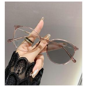 แว่นตาสายตาสั้น, เปลี่ยนสีไวต่อแสง, สไตล์ย้อนยุค, ป้องกันแสงสีฟ้า, อเนกประสงค์, แสงธรรมดา, สามารถจับคู่กับแว่นตาสายตาสั้น, ภาพถ่าย