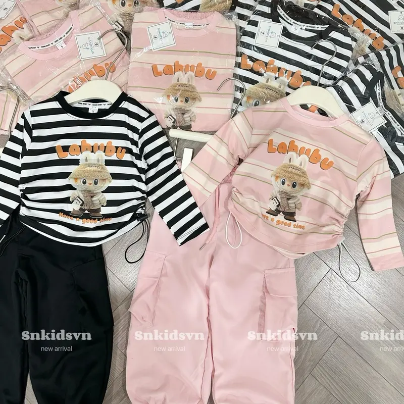 Set Quần suông kẻ áo cotton babythree kèm khăn - set quần kaki boom áo labubu croptop tay dài nhún eo 2 bên 10-30kg cho bé gái Cotton 1