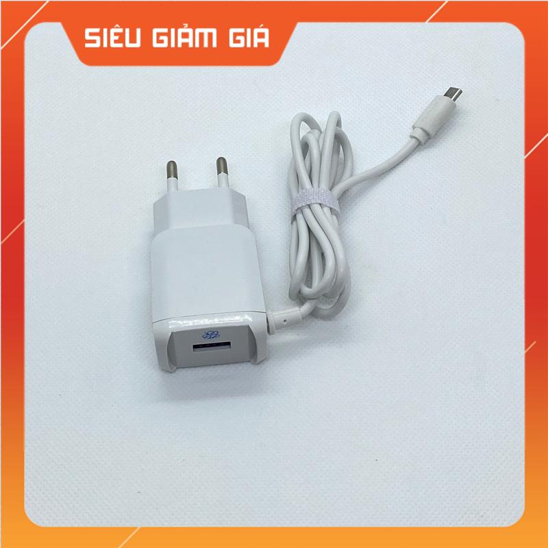 Bộ sạc chân micro usb tiêu chuẩn với dòng ra 1.5A nhãn hiệu KIMCUONG. Bộ sạc liền dây và có thêm cổng Usb mở rộng, phù hợp sạc cho các dòng máy chân cắm Micro đời thấp hoặc máy bàn phím người già. Dòng sạc nhỏ ít gây hại pin, Phụ Kiện 5