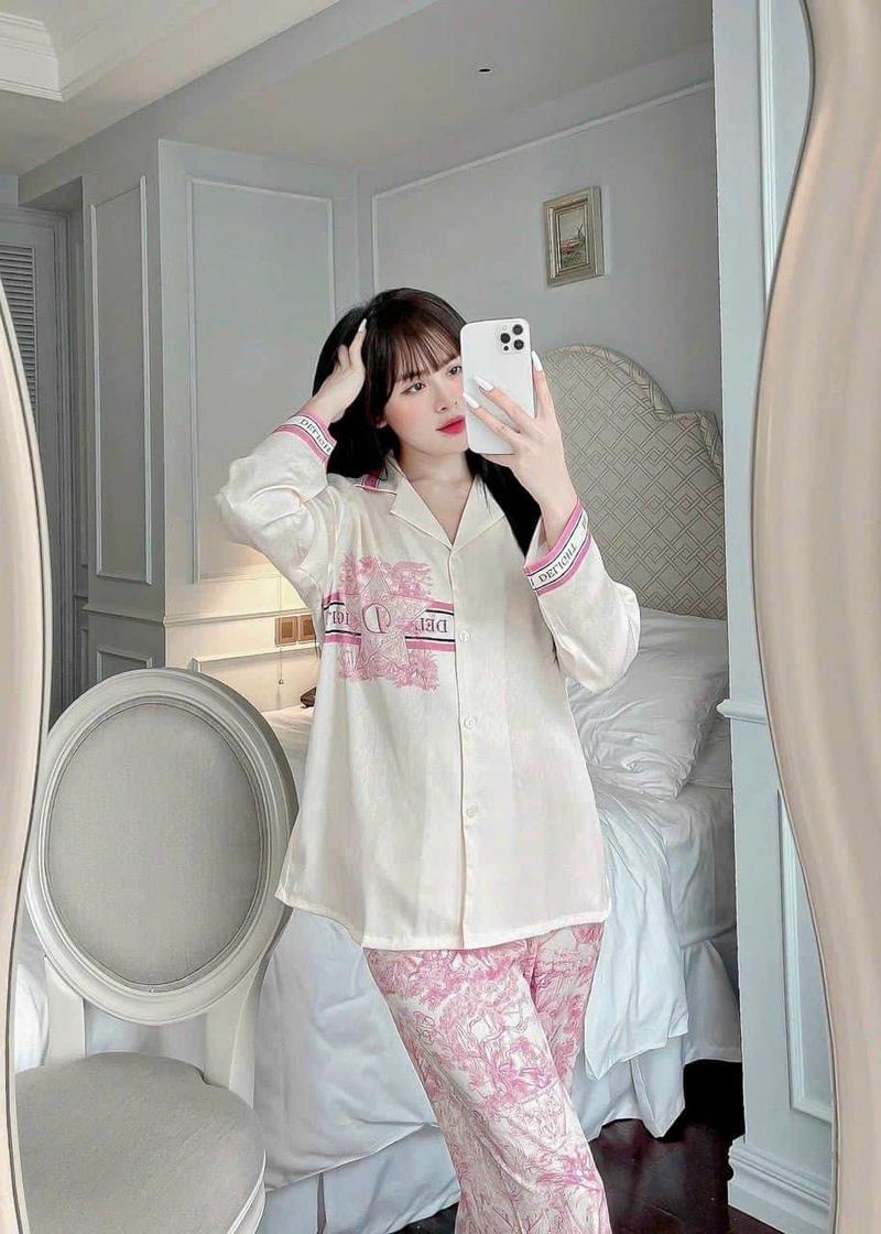 Product Introduction of [ 40 Đến 60kg] Bộ Hoạ Tiết Cây Dừa,ChẤt Liệu Lua Xước Ánh Kim,4 màu  rêu, và H Dương, Đen phom 40 Đến 60kg, quần cạp cao có Tui Quần , ống xuông Áo Nữ Women Kem Voi 2