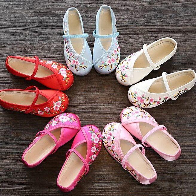 Product Introduction of 2025 Children's Embroidered Shoes Hanfu Shoes Women's Traditional Cloth Shoes New Girls' Performance Dance Shoes Chinese Style 1