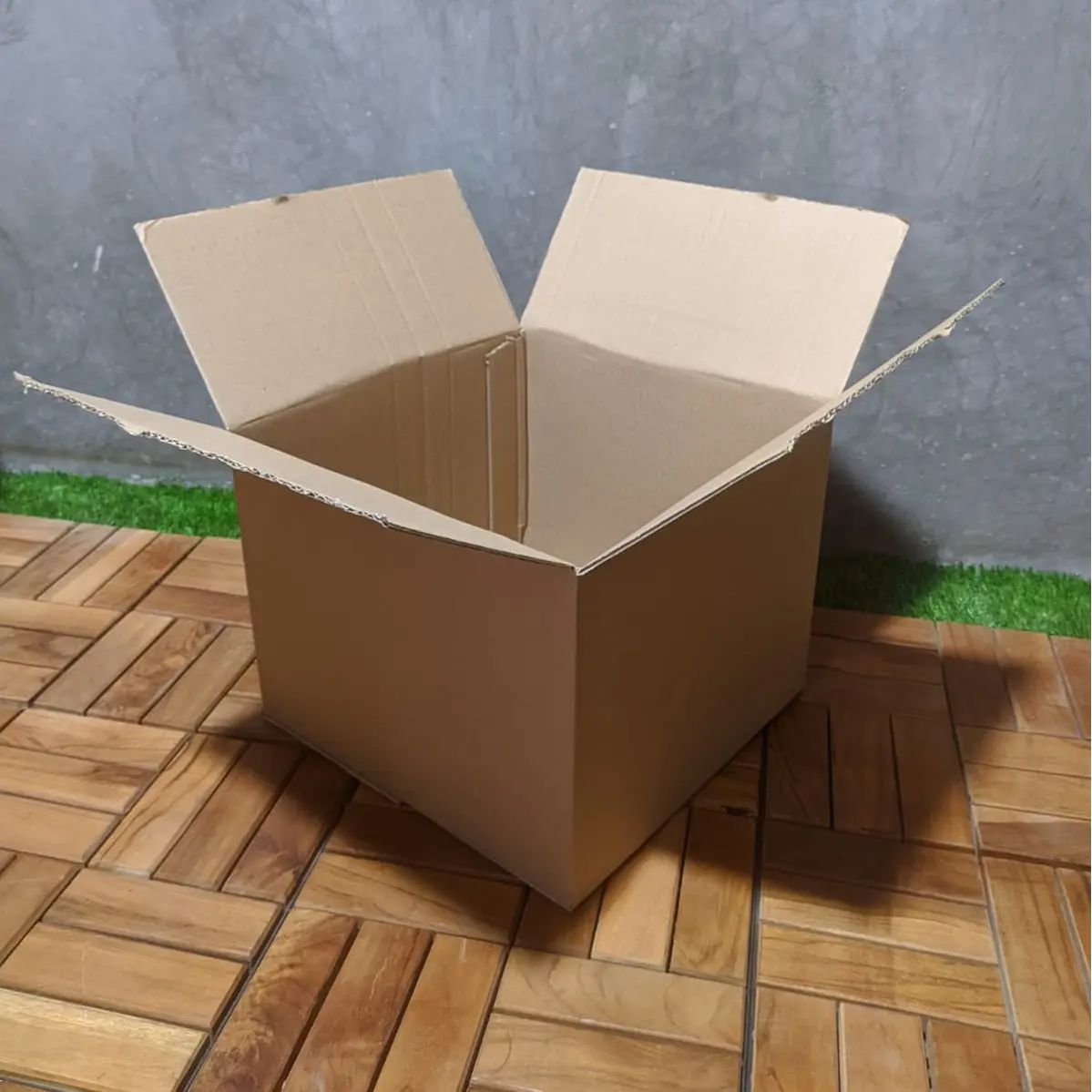 Extra Kardus Packing ukuran 31,5 x 31,5 x 25 cm muat 10 pcs lantai kayu