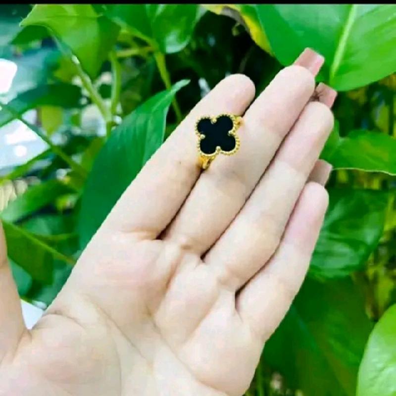  nhẫn kiểu cỏ bốn lá màu đen ..  2.0  