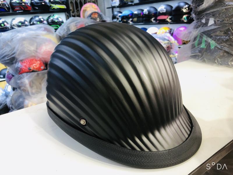 mũ bảo hiểm nửa đầu thời trang kiểu dáng đua ngựa vỏ sò SIZE VÒNG ĐẦU 55CM>58CM hàng loại 1 nhựa dầy,đệm êm,khóa đỏ bền bỉ chắc chắn giá rẻ