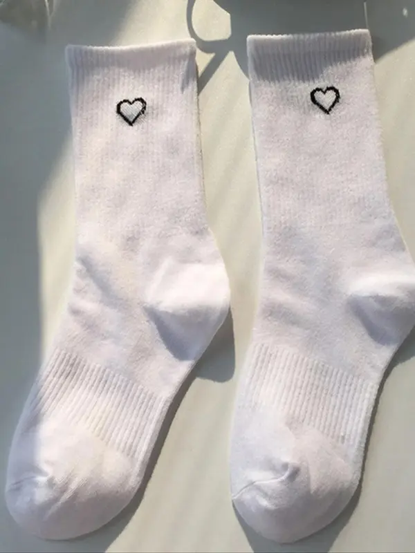 Women's 3 Pairs Heart Print Crew Socks, Casual Moisture Wicking Mid Calf Socks, Soft Comfy Breathable Hosiery for All Seasons Daily Wear 2