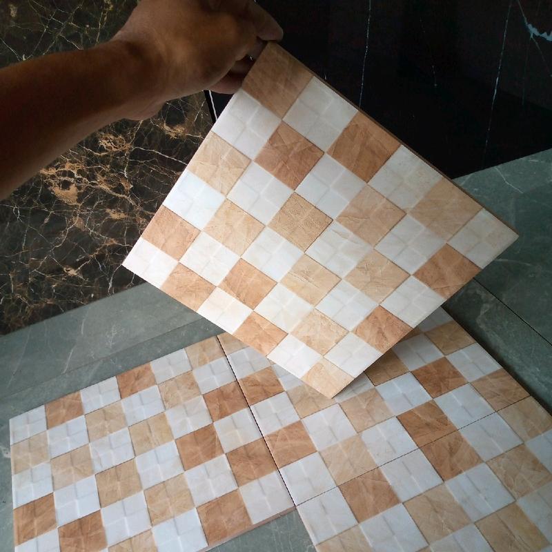 kramik kamar mandi kasar 25x25 motif domino Lantai 1