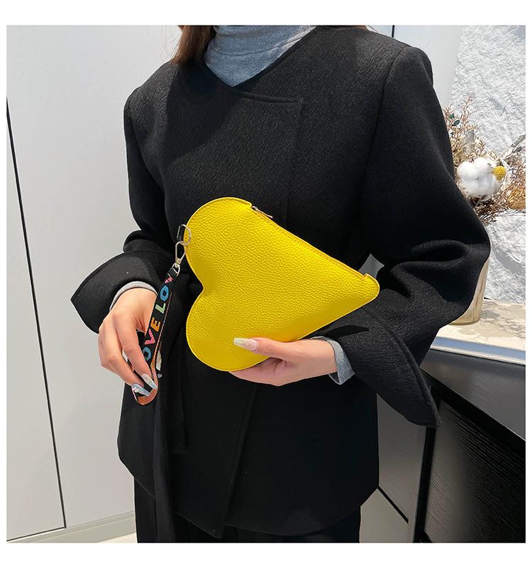 Product Introduction of Special-Interest Design Love 2024 Winter New Good-looking This Year's Popular Coin Purse Clutch Korean Women Bag Tide 8