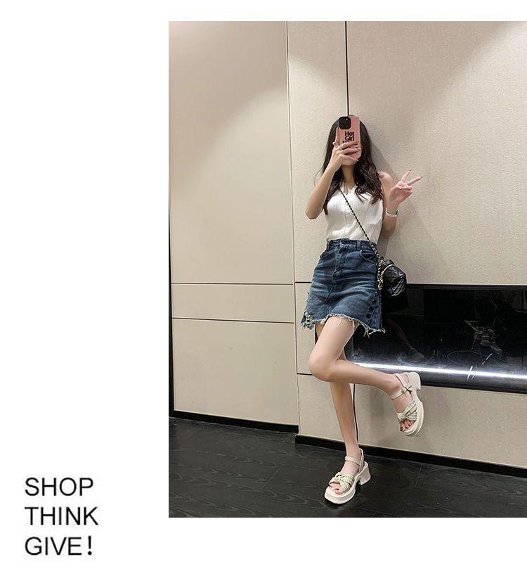 Product Introduction of Dép Sandal Đế Xuồng Đế Dày, Dành Cho Nữ, Thích Hợp Mặc Ngoài Trời, Thời Trang Phong Cách Hàn Quốc Mới, Dễ Phối Đồ, Không Trơn Trượt, Thiết Kế Hở Ngón Chân, Thích Hợp Cho Mùa Hè 2024, Giày 4