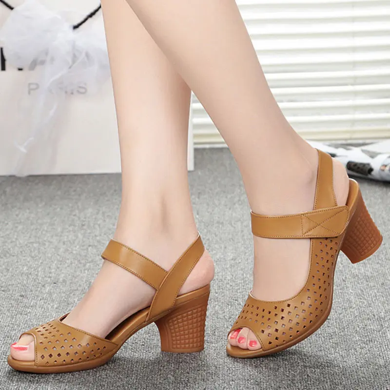 Giày Cho Mẹ TRUNG NIÊN, Dép Nữ, Gót Trung Bình Gót Chunky, Thiết Kế khoét lỗ Phong Cách Cổ Điển Có Quai Dán, Màu Sắc Đơn Giản, Mũi Nhìn Trộm, Thích Hợp Cho Mùa Hè 2022
