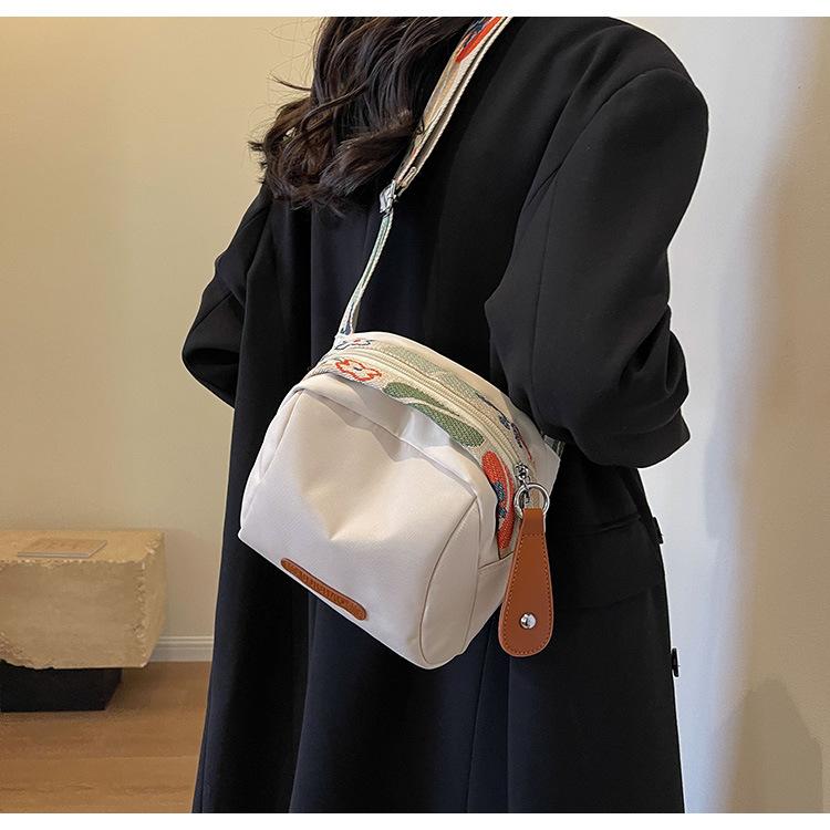 Product Introduction of Large Capacity Simple New Shoulder Small Cloth Bag Women's Messenger Bag Women's Bag Fashion All-Match Lightweight Oxford Cloth Shell Bag 17
