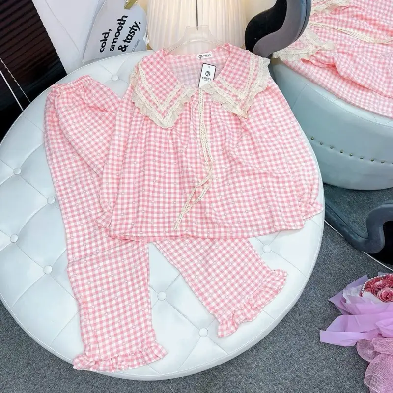Đồ mặc nhà Ong điệu, Bộ hồng áo dài cổ nhọ phối ren quần dài chất đũi mềm mại, cực mát
