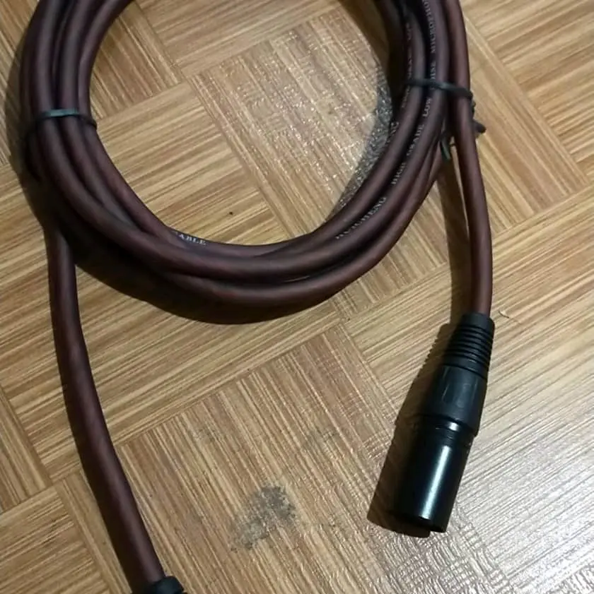 dây  míc thu âm cắm vào mixer và các sao cac có cổng míc 48v