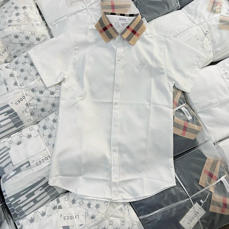 Áo sơ mi nam tay ngắn thêu hình con ngựa bên ngực, cổ dệt có 2 màu trắng và đen Menswear Có Cổ