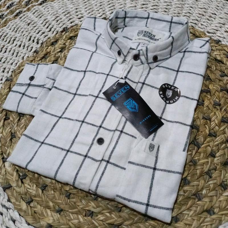 Baju flanel motif Kotak dasar putih list hitam Kain Lembut  Pria Distro 1