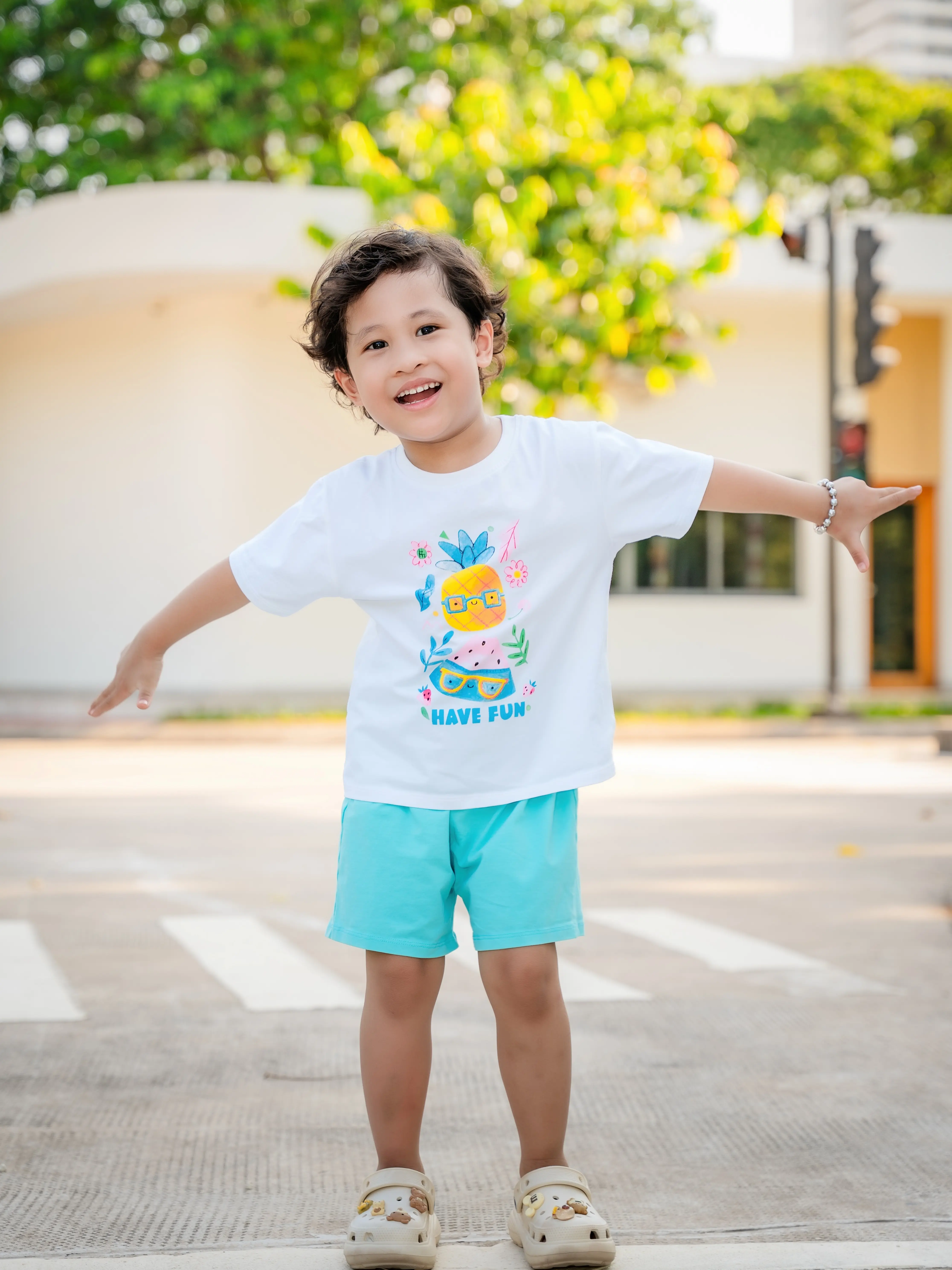 Bộ thun Kakaft hình trái dứa, phù hợp với thời tiết nắng nóng. Chất liệu cotton 95% và 5% spandex giúp em bé luôn cảm thấy thoải mái.