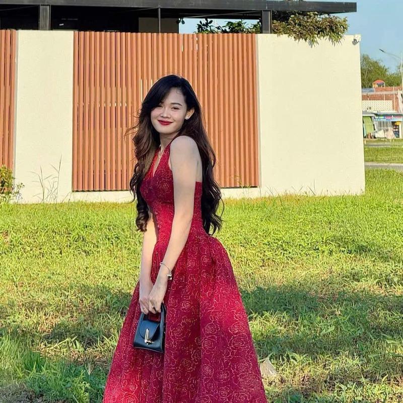 ĐẦM TƠ THÊU HOA ĐỎ KIM SA ĐI TIỆC, ĐU SỰ KIỆN, ĐI CHƠI, ĐẦM CỔ YẾM BLING BLING SANG CHẢNH LẤP LÁNH, ĐẦM TẾT, ĐẦM GIÁNG SINH, ĐẦM NOEL, ĐẦM TIỆC CUỐI NĂM CỰC XINH Women Dress Kim Tuyến 1