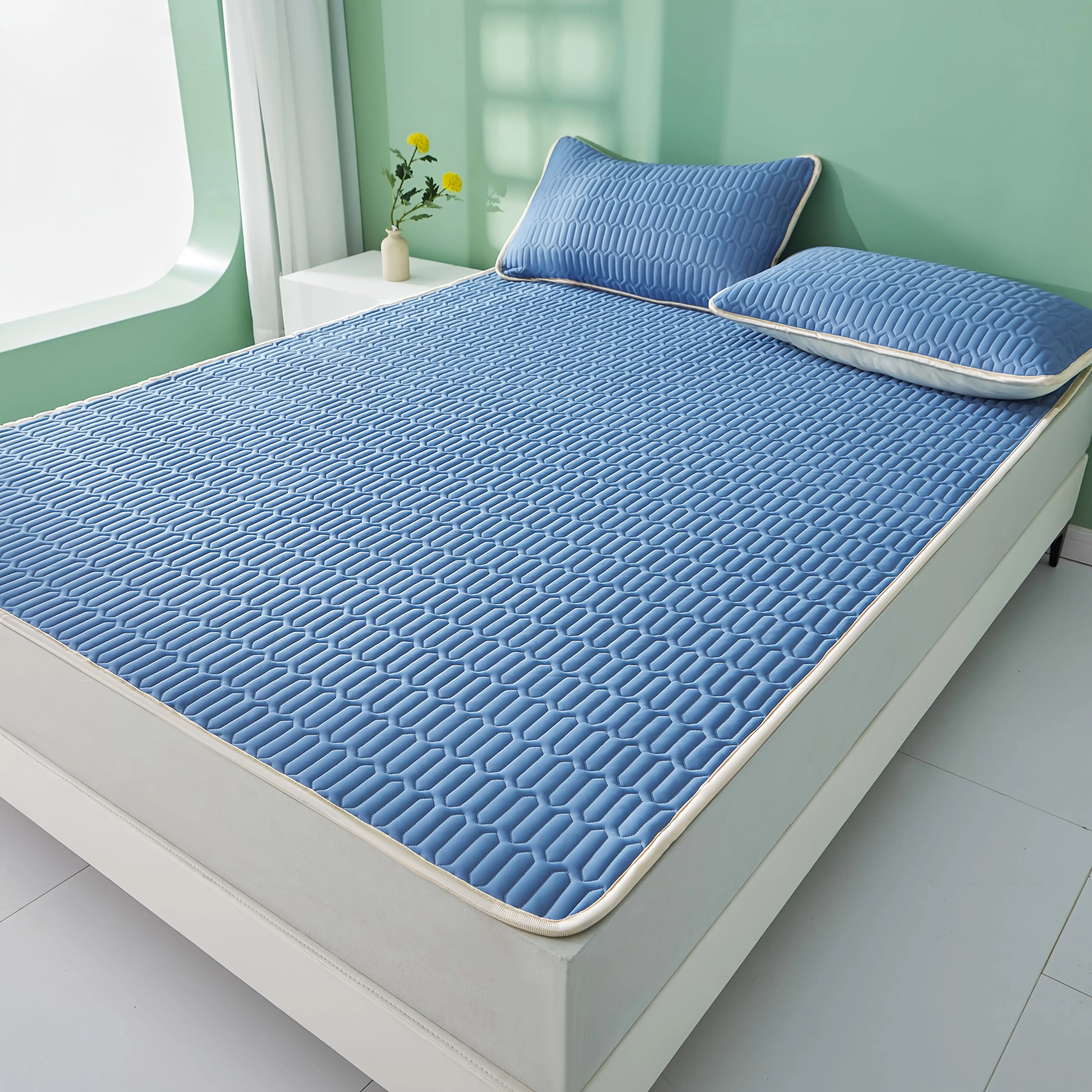 1pc Latex Cooling Mat, 100% Polyester, Machine Washable, Solid Color, Skin-Friendly, Foldable, Thin Section, Single Sided, No Printing, 110gsm, Summer Comfort for Bedroom and Dormitory, Dorm Room Essentials |   Modern Minimalist Mat |   Polyester Latex Bl