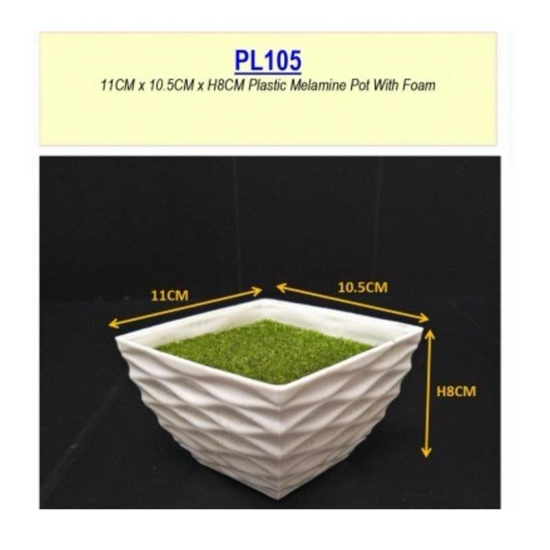 Small Plastic Vase with Green Moss / Pasu Plastik dengan Green Moss / Pasu Bunga Hiasan 105 1595 5011 5133 6092 4