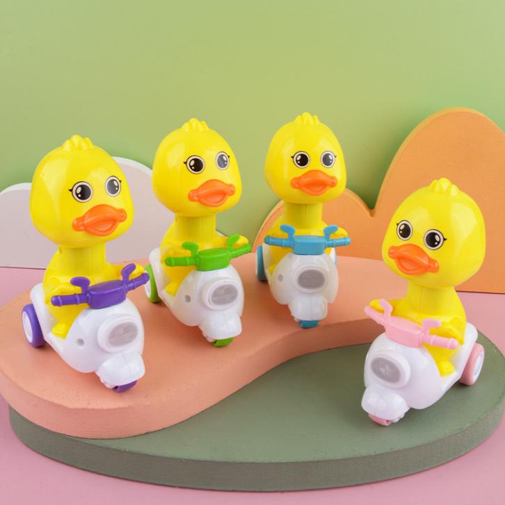 Đồ chơi con vịt chạy xe vespa cho bé