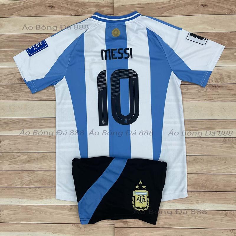 Bộ Quần Áo Bóng Đá Trẻ Em Đội Tuyển Argentina Sân Nhà 2024 Áo Đá Banh Messi - Vải Mè Thái Cao Cấp