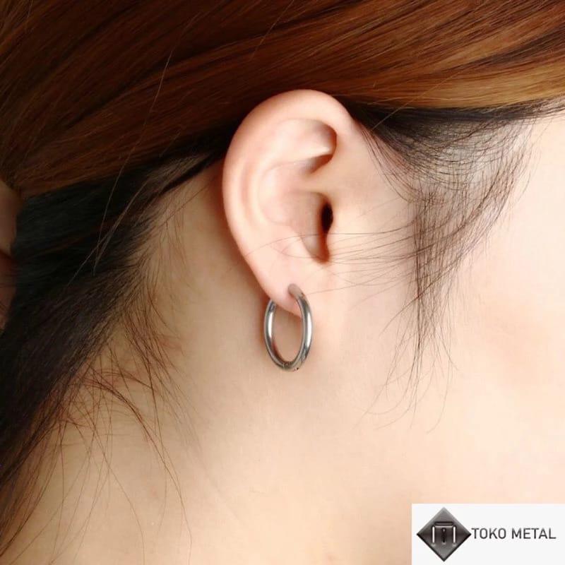 Product Introduction of Anting Bulat Hoop Titanium Pria dan Wanita 1pasang Gold Hitam Earrings 2
