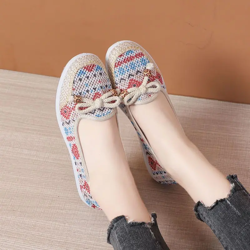 Giày Vải, Phong Cách Mùa Hè, Dành Cho Phụ Nữ, Đế Mềm, Không Trơn Trượt, Giày Cho Mẹ, Thoáng Khí, Khoét Lỗ, Dép Trung Người Già Và Cao Tuổi, Giày Bà Già Đế Bằng 5