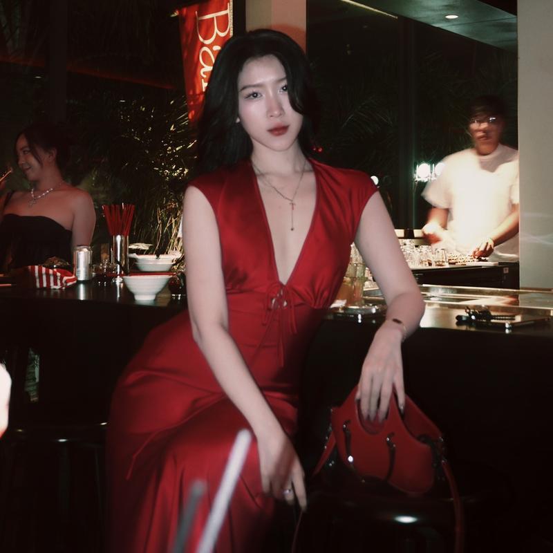 | Poem Dress | Đầm Lụa Form Midi Cổ Chữ V Không Dây Kéo Không Mút