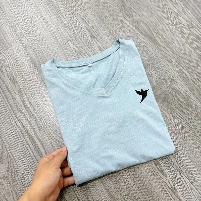 Áo phông nữ kiểu cổ tim thêu ngực chất cotton xước organic baby dư mềm mát, dễ chịu Women Thun Top Cổ Tim 8