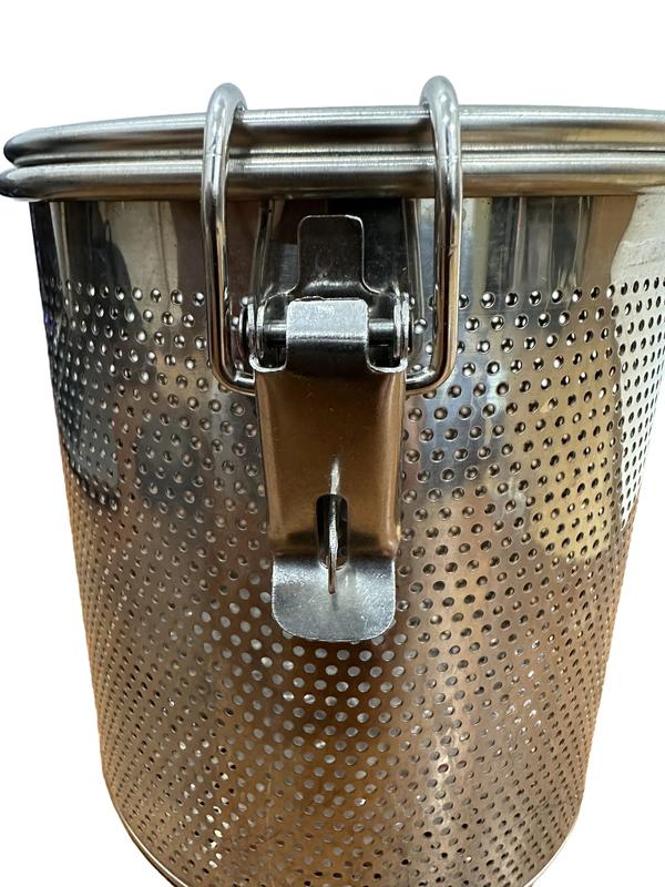 Rọ lọc gia vị inox, bền, tiện lợi, dùng nấu Phở, rọ kích thước trung bình cao 16cm * đường kính 14cm, dùng cho gia đình, nấu vừa. Khung nhỏ sử dụng lâu dài Dùng để lọc các loại canh thảo mộc, trà, các loại gia vị như quế, hồi, tiêu rổ