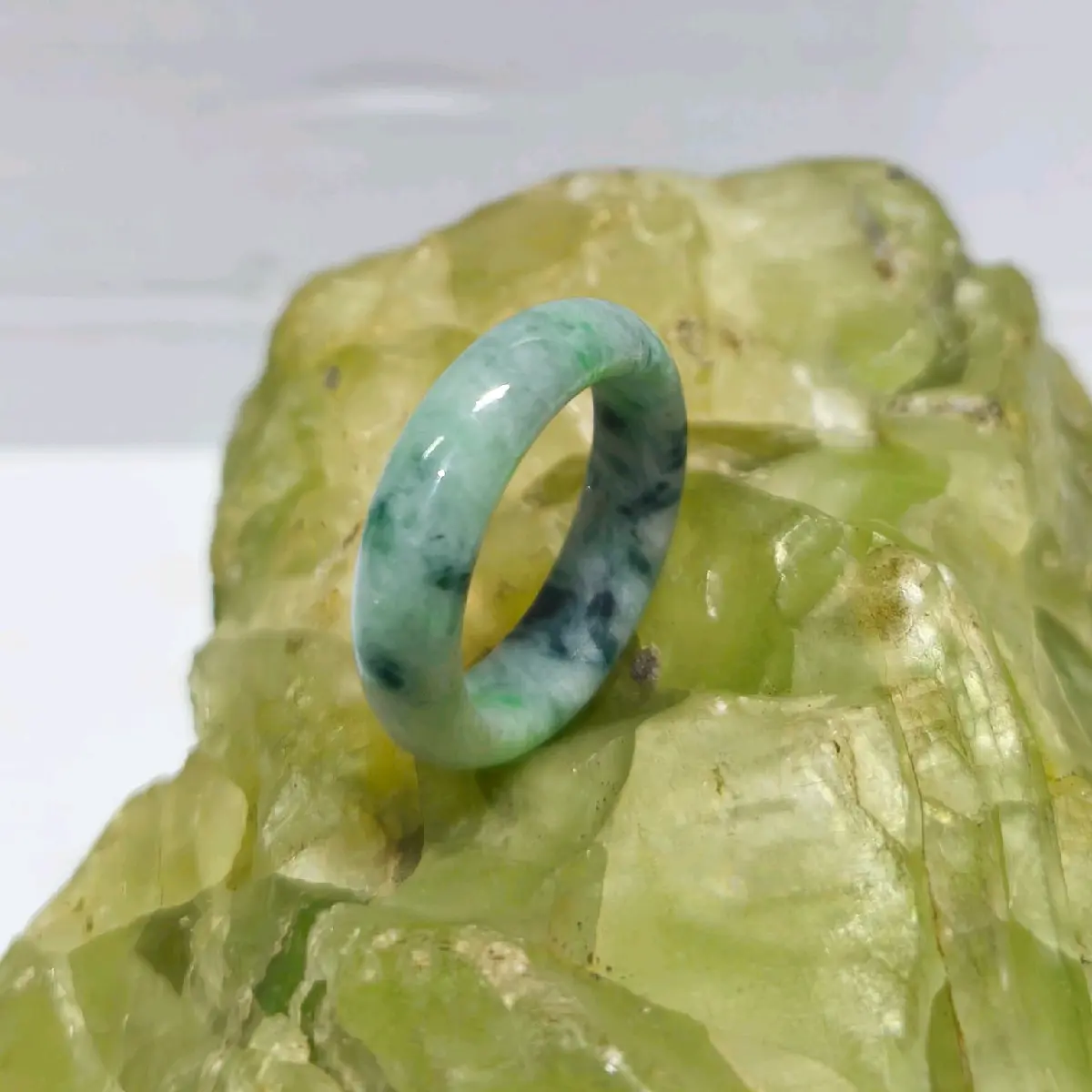 หยกพม่า แหวนหยกเกลี้ยง สีขาวแต้มเขียวและเทาม่วง ไซต์ 55