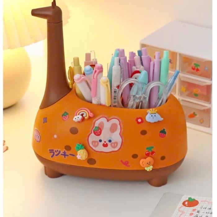 ￼Combo hộp đựng bút để bàn Hươu cao cổ dễ thương lưu trữ mỹ phẩm, đựng bút decor văn phòng ￼Ống Cắm Bút, Đựng Đồ Lặt Vặt Hình Hươu Cao Cổ Dễ Thương Decor Trang Trí Bàn Học. Kèm stiker