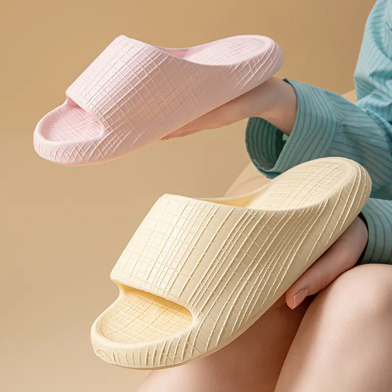 Unisex summer slippers, anti-slip and wear-resistant, suitable for both home and outdoor use.