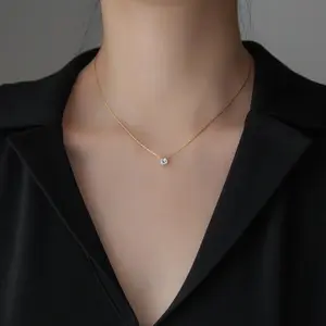 Kalung Titanium Wanita Sederhana Sehari-hari dengan Liontin Berlian