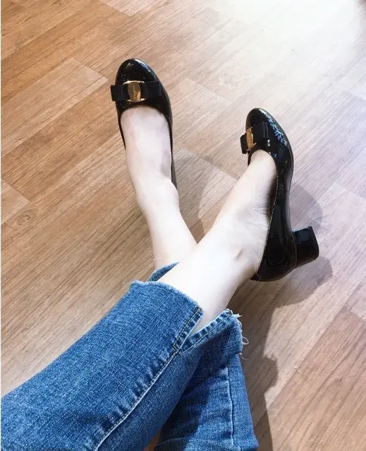 Giày cao gót 3 phân mũi tròn gót vuông chất liệu xi bóng phối nơ SVT_A893SVT Nữ Shoes Đế Cao 3