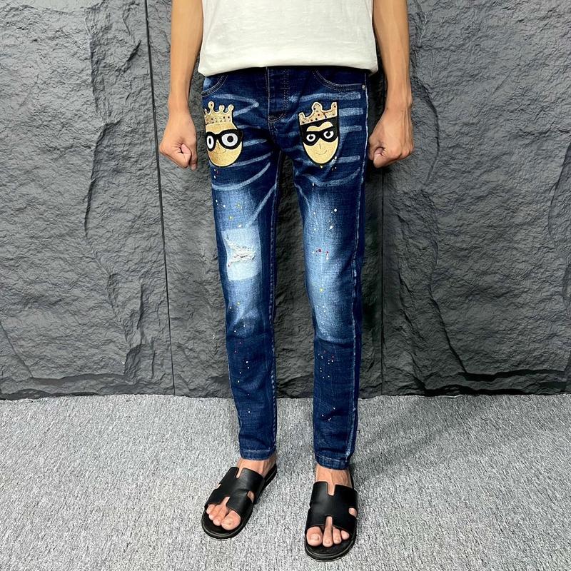 Quần Jean Đê Quy xanh thêu logo vương miệng đính đá bản 4 cúc Nam Menswear