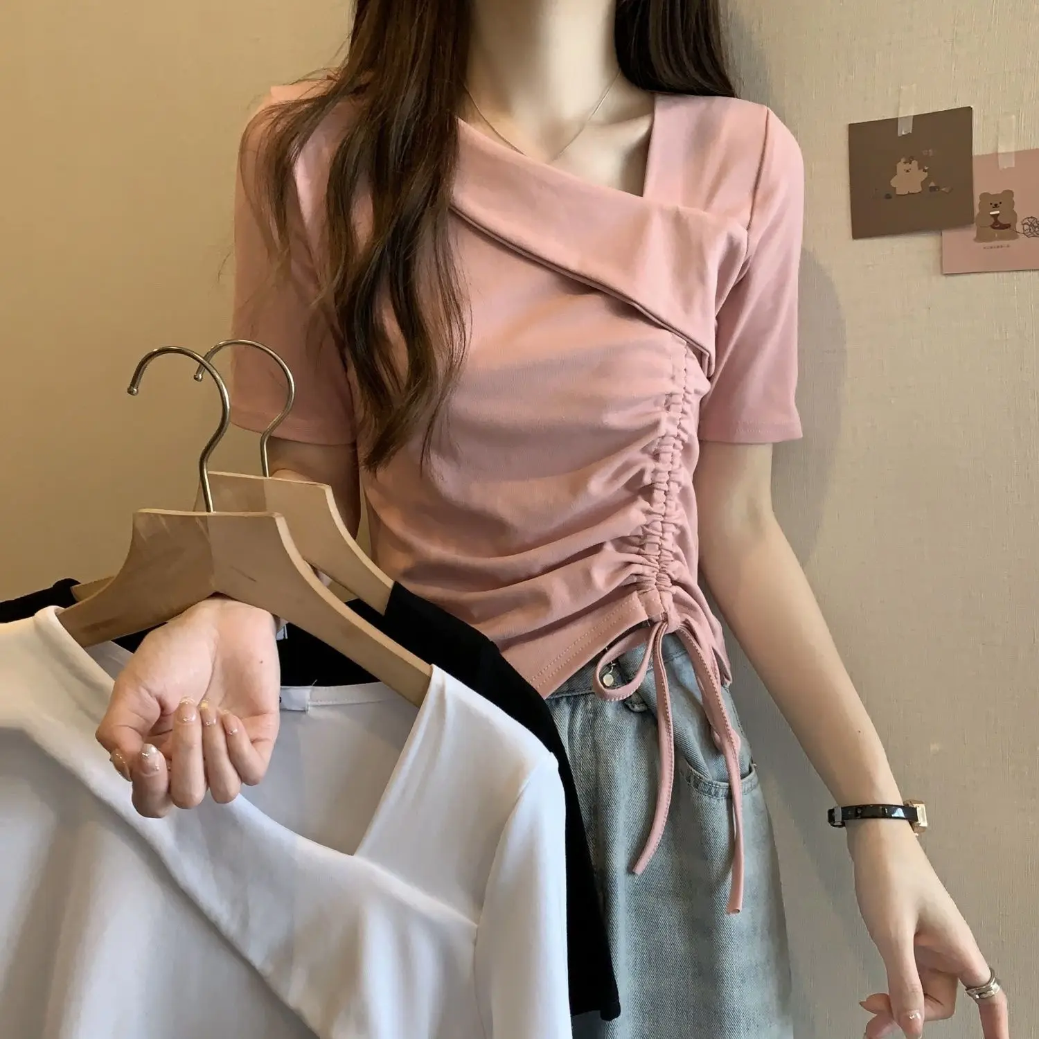 Áo Thun ngắn Tay Dây Rút Cổ Nghiêng Bất Đối Xứng Dành Cho Nữ, Bộ Sưu Tập Mùa Hè, Thiết Kế Ngọt Ngào Và Đáng Yêu, Áo Dễ Phối Đồ Độc Đáo, Phong Cách Người Nổi Tiếng Trên Internet, Thích Hợp Cho Phong Cách Ins, [1256 Yêu Thích]