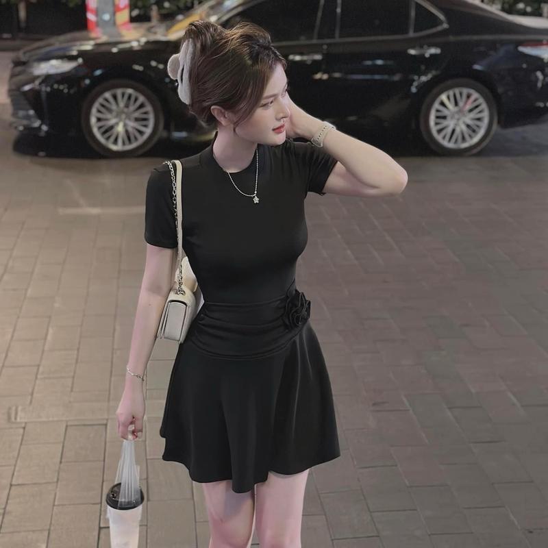 Váy chất umi dáng xoè rúm eo đính hoa lưng kéo khoá  NỮ TOP 2