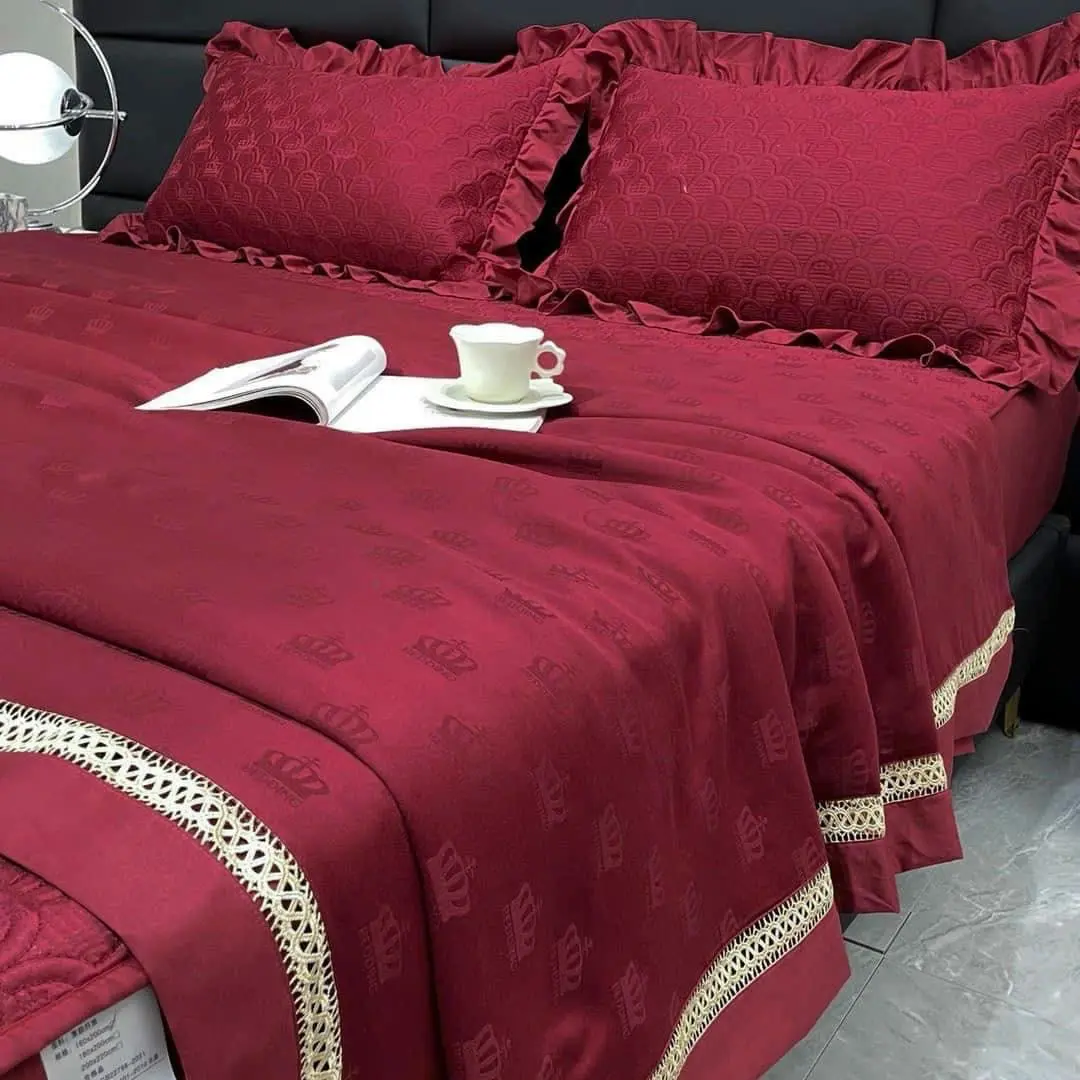 Bộ Chăn Ga Gối Lụa Vân Chìm Crown Gồm 5 Món. Chất Liệu Lụa Cao Cấp Mát Mẻ Thông Thoáng Đường Trần Êm Ái Và Phẳng Phiu
