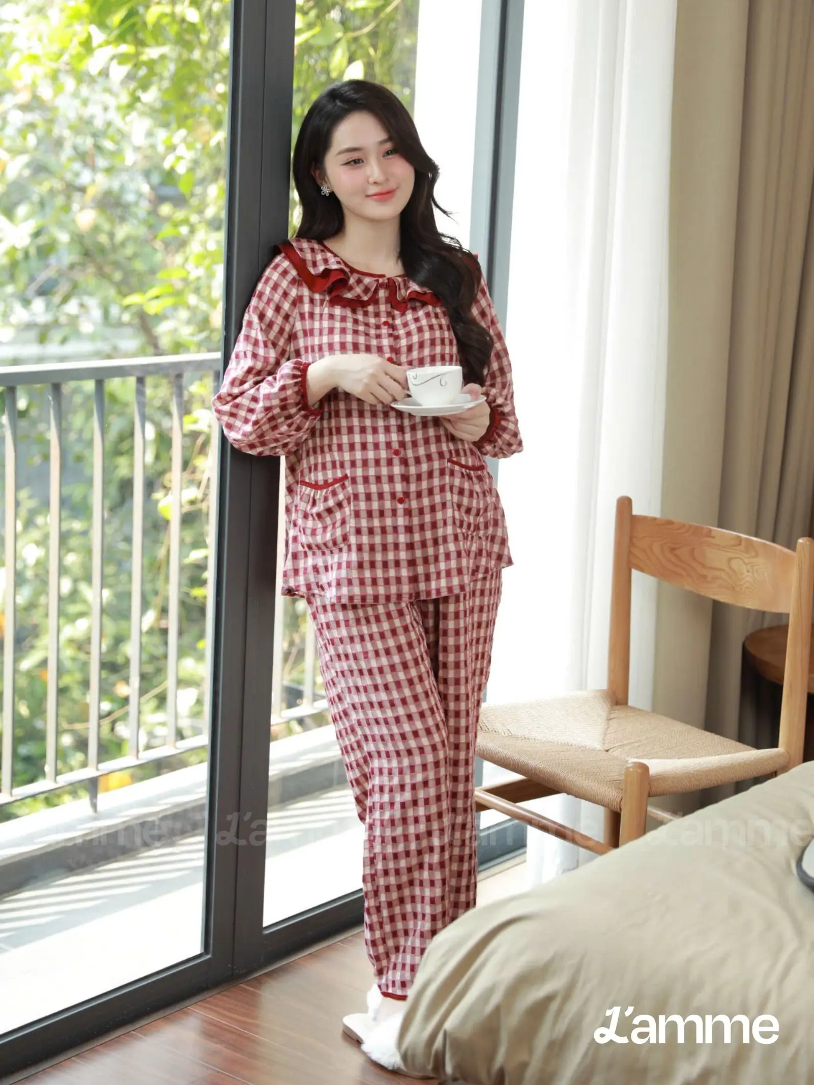 [L'AMME] Bộ mặc nhà bộ ngủ bầu NARI gồm áo dài tay và quần dài, thiết kế cách điệu trẻ trung với họa tiết kẻ và cổ phối lụa trẻ trung, chất liệu đũi nhẹ thoáng mát, có khóa kéo chìm tiện lợi cho mẹ bầu mặc sau sinh
