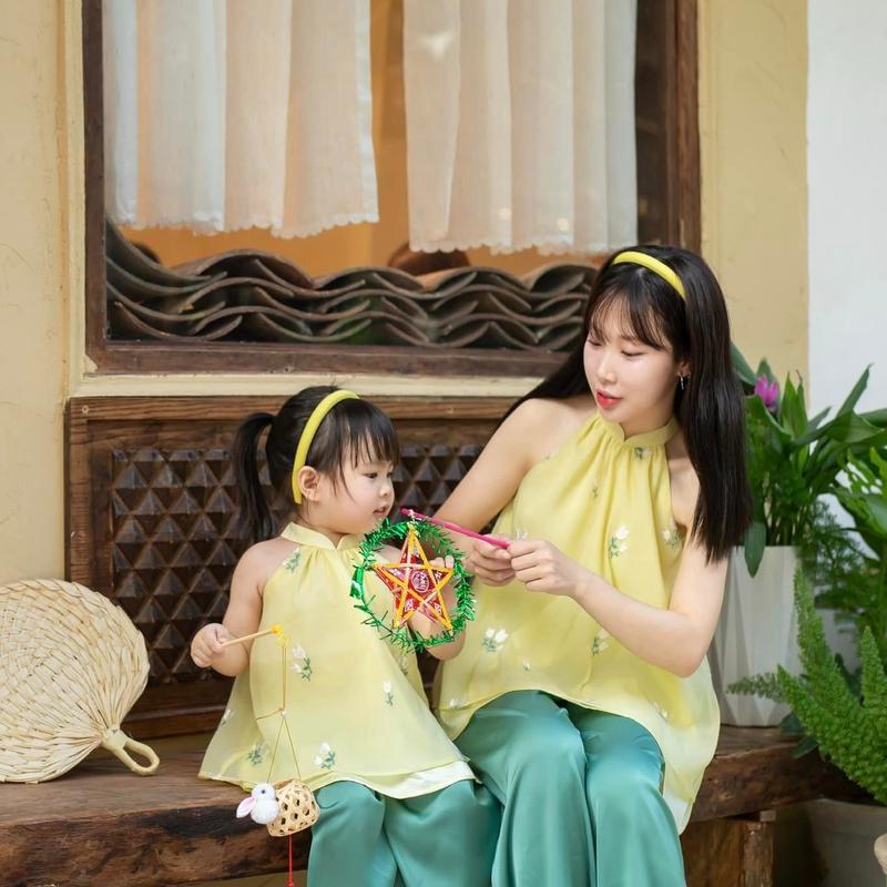 Set yếm mẹ con vàng lông gà thêu nhẹ nhàng xinh xỉu 4