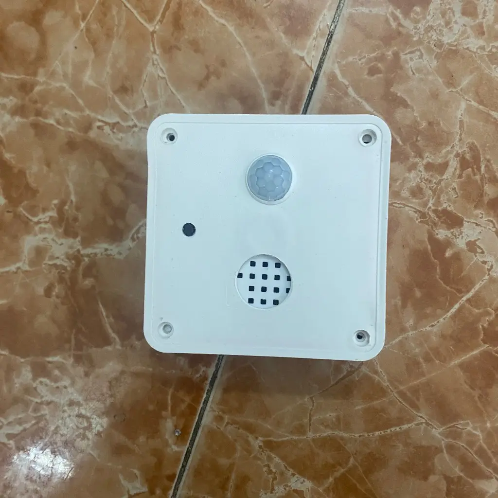Hộp tiếng chó sủa dùng cảm biến chuyển động và chạy năng lượng mặt trời