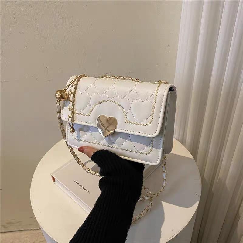 TÚI XÁCH NỮ ĐEO CHÉO TRÁI TIM - Da PU - kiểu dáng chữ nhật bassic, hoạ tiết thêu hình trái tim , phong cách Hàn Quốc - Phù hợp với các cô nàng cá tính , bánh bèo - D20, c16, r7 (cm) - Kl : 300g ; hàng 3 ngăn có khoá kéo Đeo Vai Kem Bag